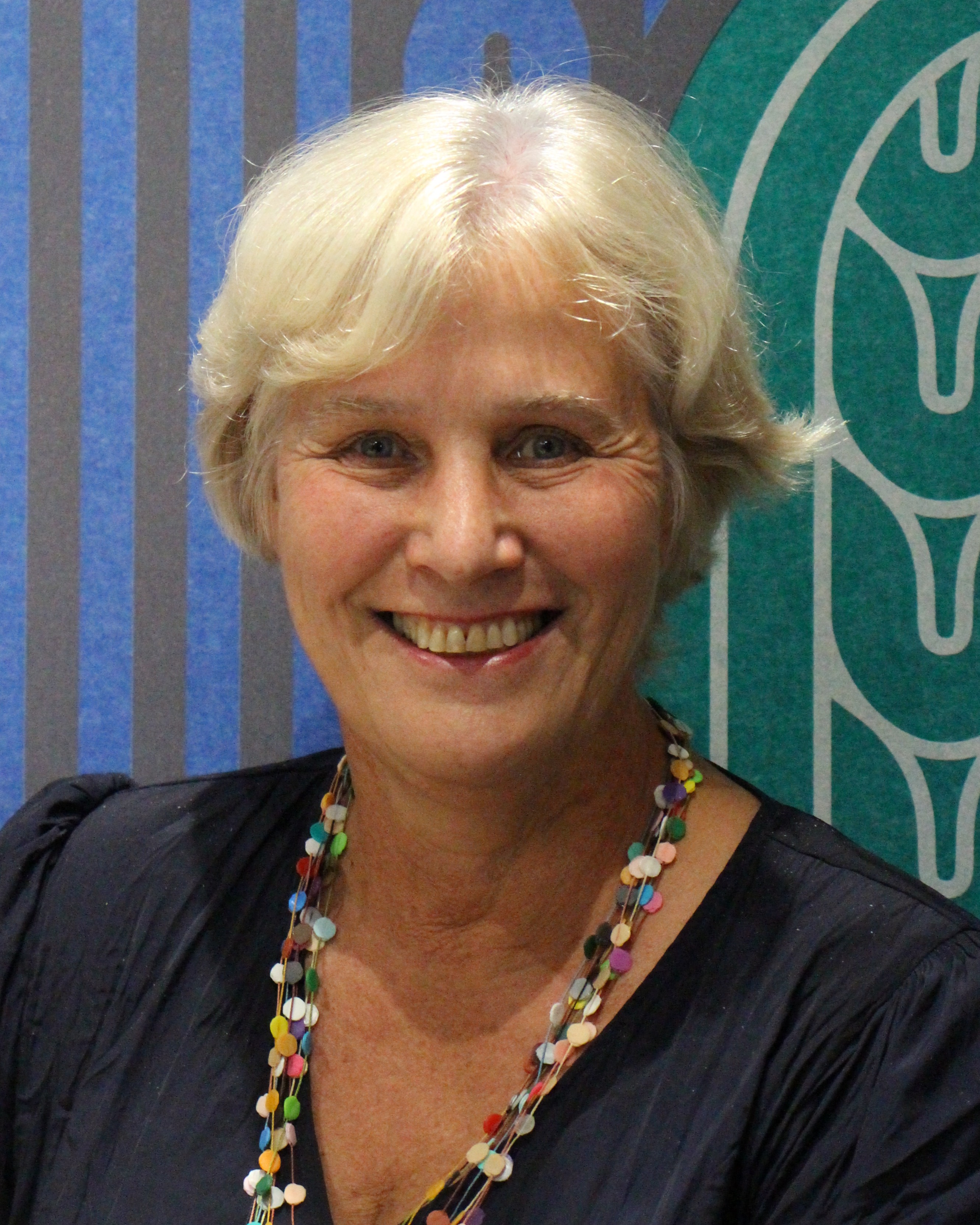 Heleen Visser profile photo on bue and green background